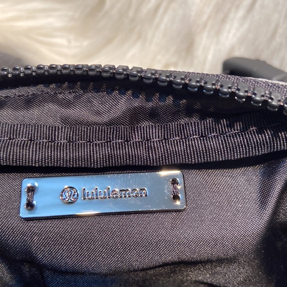 Lululemon Everywhere Belt Bag NWT - Picture 8 of 12